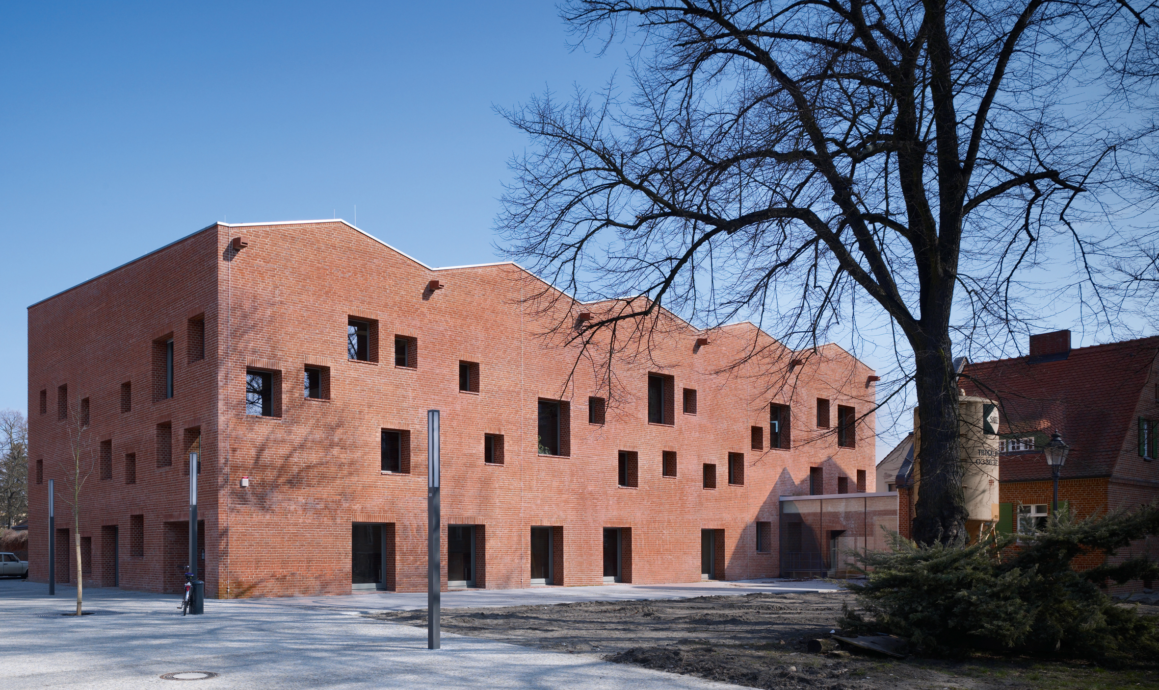 Linked to the school building with a low-lying staff entrance block, the new library redefines Köpenick’s historic market square